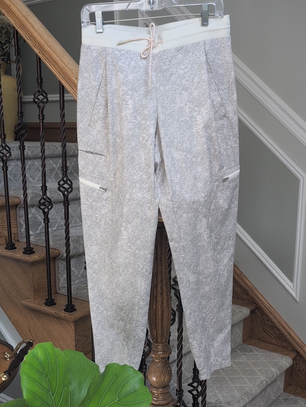 Athleta Venture Printed Pants. Size 4. Like New
